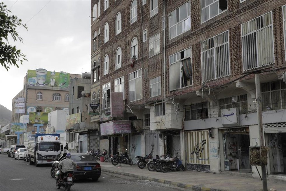 Ventanas de un edificio destrozado en la capital yemení, Saná, tras ataques estadounidenses