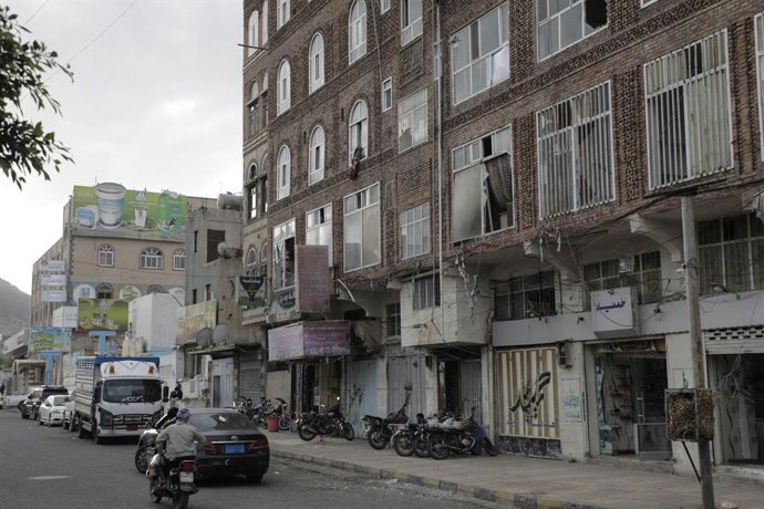 16 de março de 2025, Iêmen, Sanaa: Vista geral de um prédio com janelas quebradas após ataques aéreos dos EUA em Sanaa. O presidente dos Estados Unidos, Donald Trump, ordenou ataques maciços no sábado contra os houthis em várias províncias do Iêmen, inclu