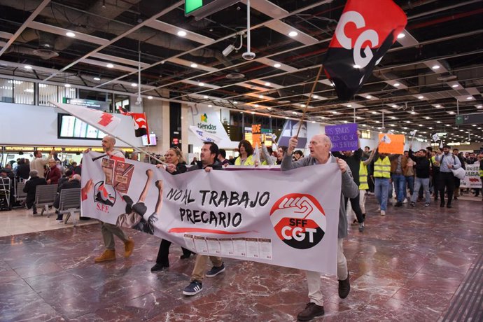 Diversos treballadors de Renfe i Adif durant una concentració per la vaga en l'Estació de Sants (Barcelona)