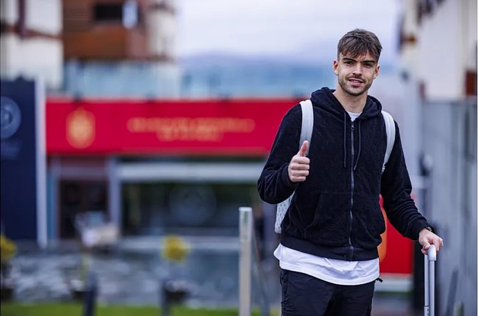 Archivo - Raúl Asencio saluda a su llegada a la Ciudad del Fútbol para concentrarse con la selección española de fútbol