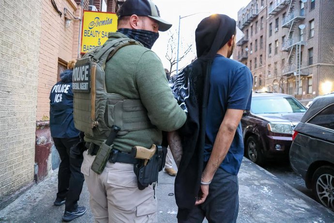 Archivo - Arquivo - 28 de janeiro de 2025, Cidade de Nova York, Ny, Estados Unidos: Um agente federal da Equipe de Operações de Fugitivos da Cidade de Nova York prende um migrante ilegal durante uma operação de fiscalização direcionada, em 28 de janeiro d