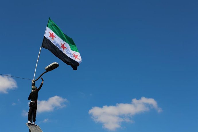 Archivo - Bandera de Siria sobre una farola (archivo)