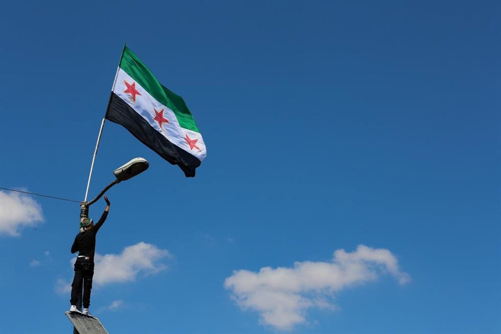 Archivo - Bandera de Siria sobre una farola (archivo)