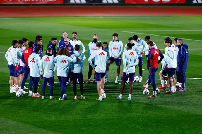 Luis de la Fuente fala durante a sessão de treinamento da equipe da Espanha antes da partida da Liga das Nações da UEFA contra a Holanda na Ciudad del Futbol em 17 de março de 2025, em Las Rozas, Madri, Espanha.
