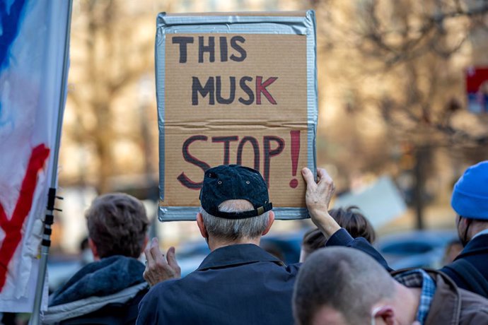 Archivo - February 4, 2025, Washington Dc, District Of Columbia, United States: Protestors gather outside of the United States Office of Personal Management (OPM) headquarters to stand against what they called a ''coup'' by Elon Musk and his aides to seiz