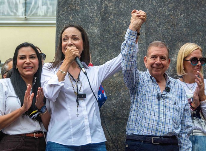 Archivo - Arquivo - 21 de julho de 2024, Caracas, Miranda, Venezuela: O candidato da oposição Edmundo González e a líder Maria Corina Machado cumprimentam os partidários... Dia de oração pelo candidato da oposição Edmundo González e Maria Corina Machado n
