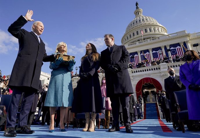 Archivo - January 20, 2021 - Washington, DC, United States: Joe Biden is sworn in as the 46th president of the United States by Chief Justice John Roberts as Jill Biden holds the Bible during the 59th Presidential Inauguration at the U.S. Capitol in Washi