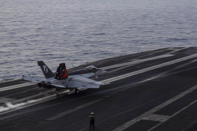 16 de março de 2025, USS Harry S. Truman, Mar Vermelho, águas internacionais: Um avião de caça F/A-18E Super Hornet da Marinha dos EUA, acoplado aos Sunliners do Strike Fighter Squadron 81, sai do convés de voo do porta-aviões da classe Nimitz USS Harry S