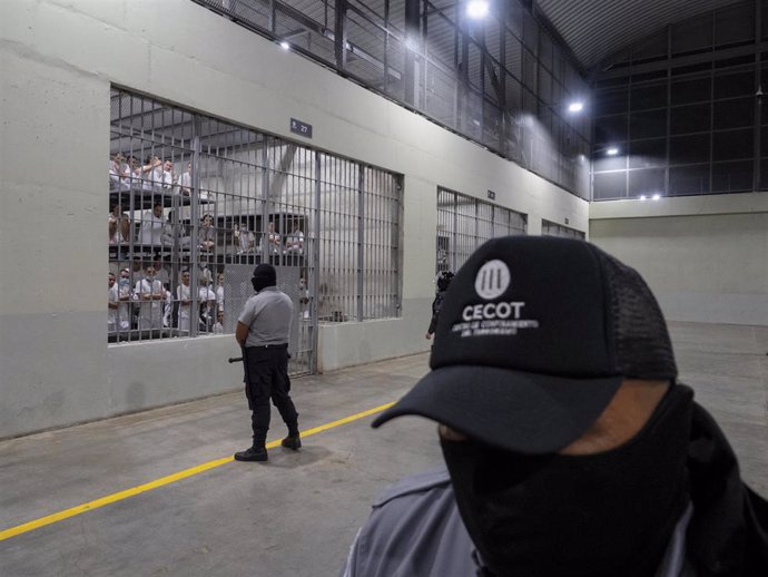 Archivo - Vista de un bloque de celdas dentro de la prisión de máxima seguridad CECOT,  en El Salvador