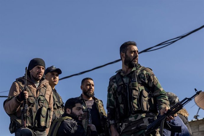 Archivo - Un grupo de hombres armados vinculados a Damasco vigilan el paso fronterizo con Líbano cerca de Jdaidit Yabws, Siria (archivo)