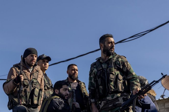 Archivo - Arquivo - 9 de dezembro de 2024, Damasco, Síria: Rebeldes locais sentam-se em uma caminhonete enquanto realizam a segurança em 9 de dezembro de 2024 na passagem de fronteira entre a Síria e o Líbano, perto de Jdaidit Yabws, na Síria. Os sírios c