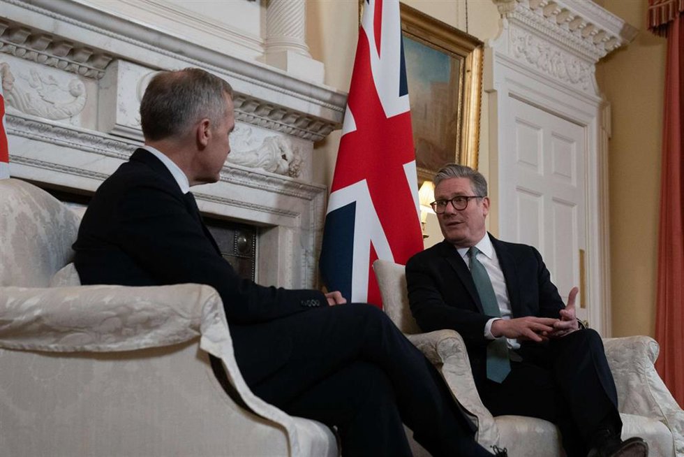 El primer ministro de Canadá, Mark Carney, junto a su homólogo británico, Keir Starmer