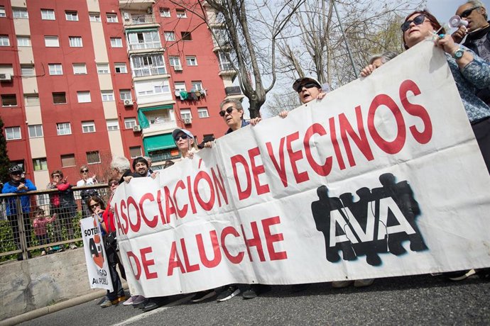 Archivo - Varias personas durante una manifestación de los vecinos de Aluche y Campamento, a 17 de marzo de 2024, en Madrid (España).