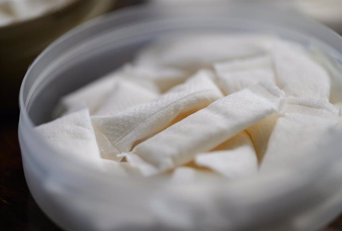 Archivo - FILED - 03 May 2024, Saxony, Dresden: Tobacco-free nicotine pouches lie in a tin on a table. France plans to ban nicotine pouches, which have gained popularity among teenagers, French Health Minister Genevieve Darrieussecq said. Photo: Robert Mi