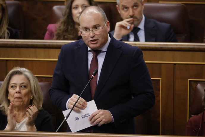 O porta-voz do PP no Congresso, Miguel Tellado, intervém durante uma sessão de controle do governo no Congresso dos Deputados, em 26 de fevereiro de 2025, em Madri (Espanha). O governo enfrenta uma nova sessão de controle no Congresso com