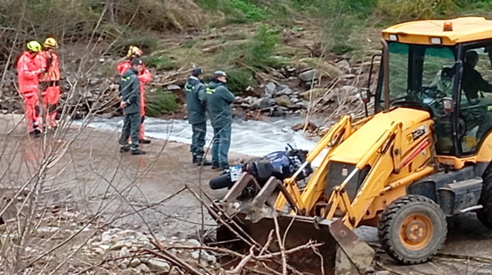 Efectivos de la Guardia Civil dispositivo de búsqueda de un motorista, encuentran la moto.