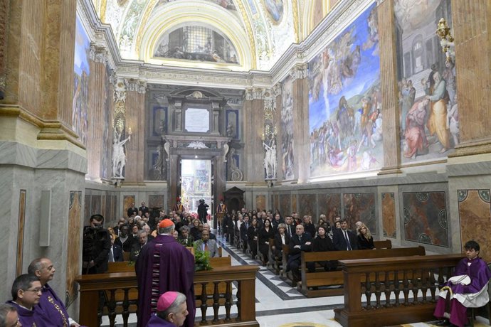 Vaticano, VATICANO: NO LIBRI** Itália, Roma, Vaticano, 2025/3/14 .Santa Missa para o Papa Francisco presidida pelo Card. Padre Parolin na Capela Paulina, no Vaticano. Fotografia de VATICAN MEDIA / Catholic Press Photo