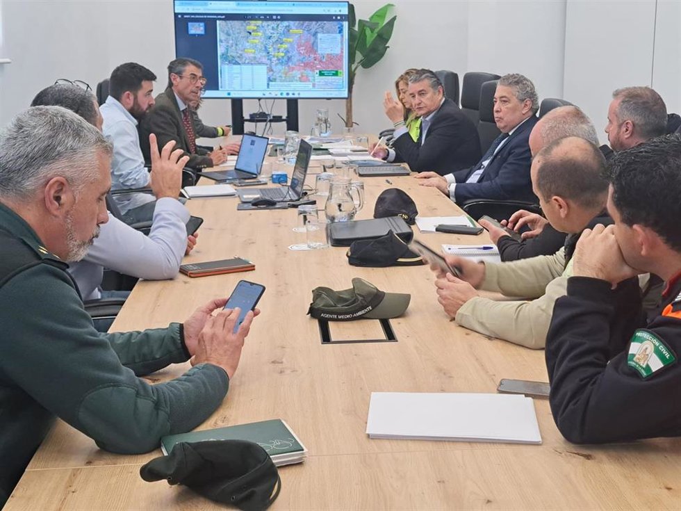 El consejero de Presidencia, Interior, Diálogo Social y Simplificación Administrativa, Antonio Sanz, en una reunión de coordinación del 112 en Málaga por la situación del río Campanillas