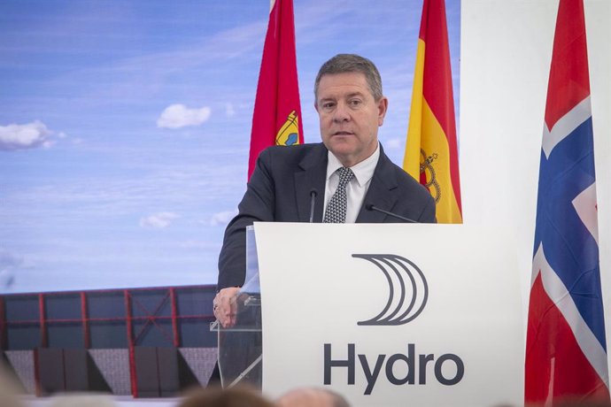 El presidente de Castilla-La Mancha, Emiliano García-Page, ha colocado, en Torija, la primera piedra de la planta que la compañía Hydro proyecta en esta localidad