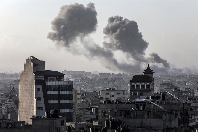 Archivo - Arquivo - Colunas de fumaça após uma série de bombardeios das IDF em Rafah, na fronteira entre a Faixa de Gaza e o Egito (arquivo)