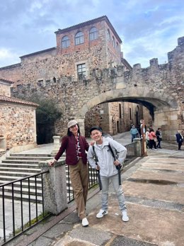 Dos turistas en el casco antiguo de Cáceres.