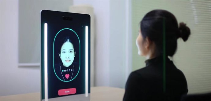 Young woman completes a 30-second health scan using the Anura MagicMirror (CNW Group/NuraLogix Corporation)