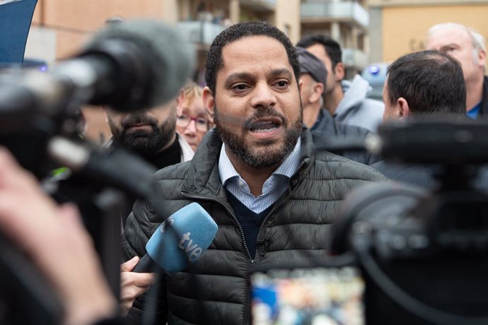 El secretario general de Vox, Ignacio Garriga, atiende a los medios, a 13 de marzo de 2025, en Salt, Girona, Catalunya (España). El grupo del PP en el Parlament ha pedido este miércoles la comparecencia de la consellera de Interior y Seguridad Pública, Nú