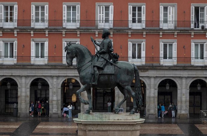 Archivo - Estatua de Felipe III en la Plaza Mayor de Madrid, a 4 de septiembre de 2023, en Madrid (España).