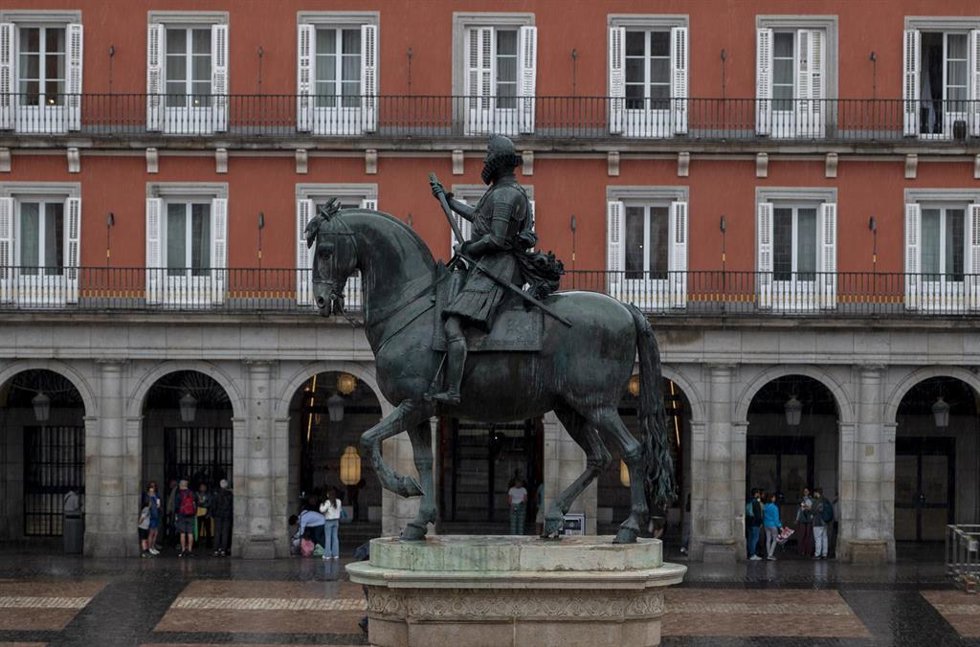 Archivo - Estatua de Felipe III en la Plaza Mayor de Madrid, a 4 de septiembre de 2023, en Madrid (España).