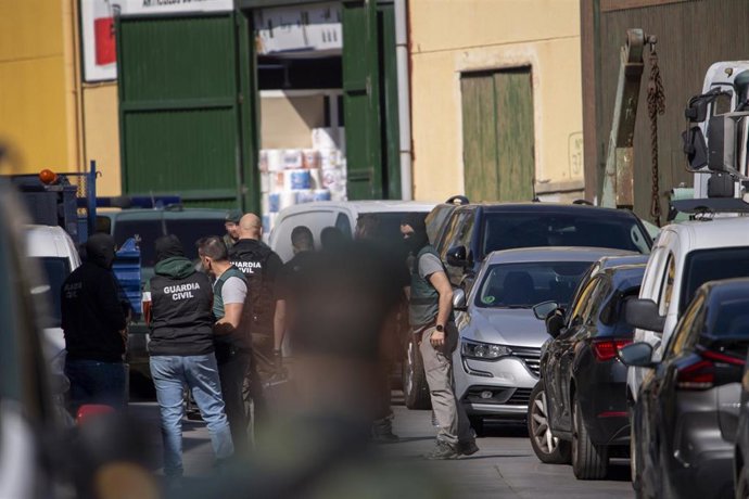 Varios agentes de la Guardia Civil en el polígono del Tarajal, a 19 de febrero de 2025, en Ceuta (España)