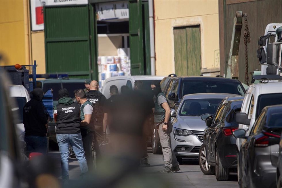 Varios agentes de la Guardia Civil en el polígono del Tarajal, a 19 de febrero de 2025, en Ceuta (España)