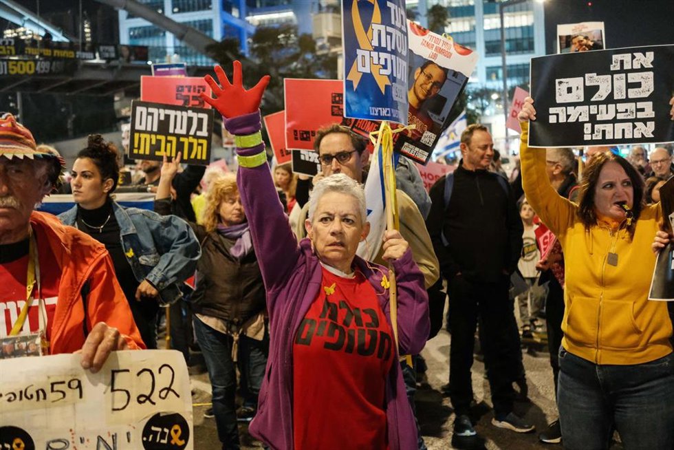 Protesta en Tel Aviv de familiares de rehenes para reclamar al Gobierno de Israel que avance en las negociaciones de alto el fuego para lograr la liberación de los secuestrados retenidos en la Franja de Gaza (archivo)