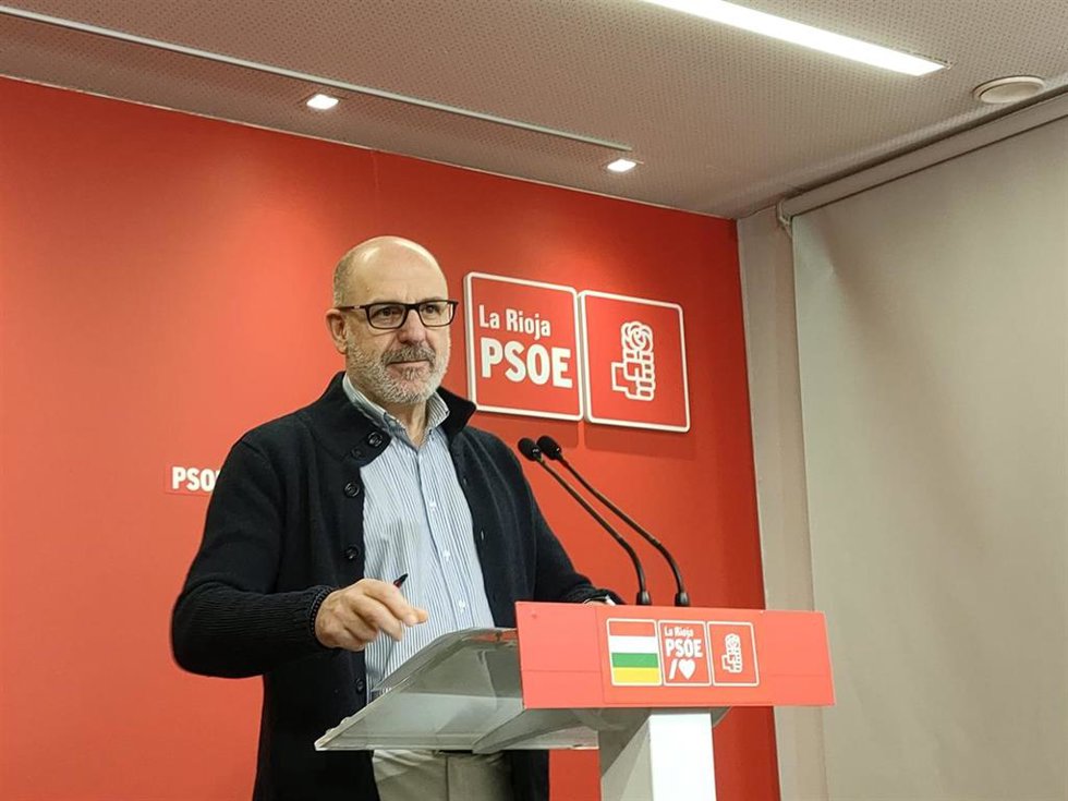 El diputado regional del PSOE, Miguel González de Legarra, en comparecencia de prensa