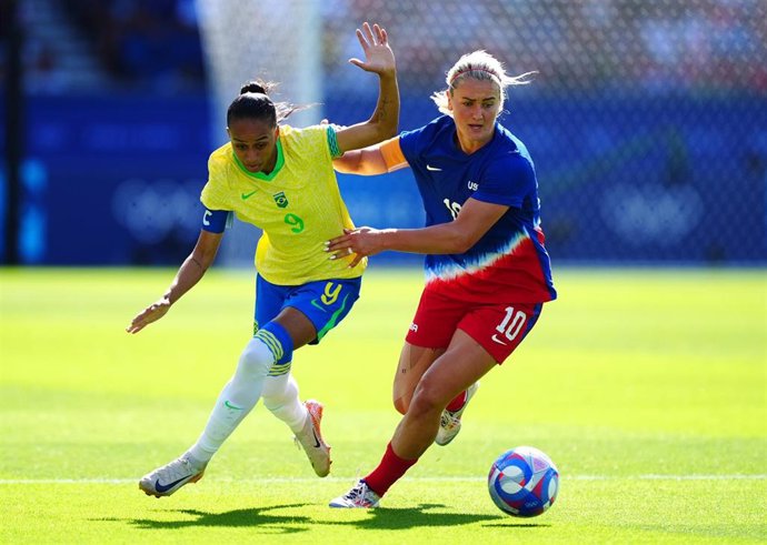 Archivo - Lindsey Horan y Adriana pelean por un balón en la final de los Juegos de Paris 