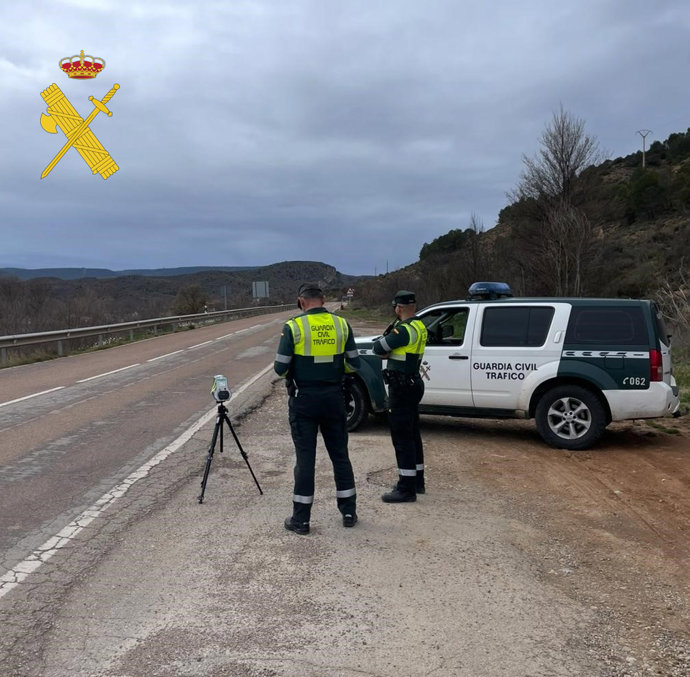 A Guardia Civil de Teruel intercepta o motorista de um veículo que não possuía carteira de motorista válida devido à perda total dos pontos atribuídos e que apresentou resultado positivo para álcool e drogas.