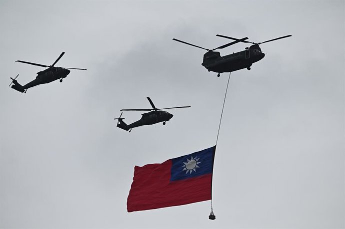 Archivo - Arquivo - Imagem de arquivo de vários helicópteros do Exército de Taiwan.