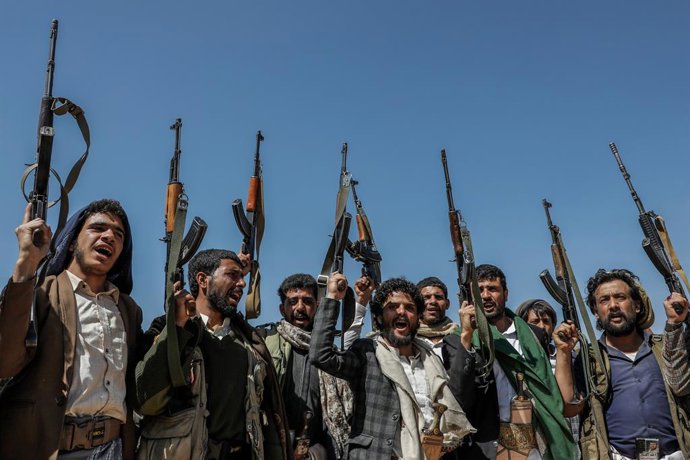 Archivo - Arquivo - Membros do Ansar Allah, o nome oficial dos houthis, em um protesto na capital do Iêmen, Sana'a (arquivo).