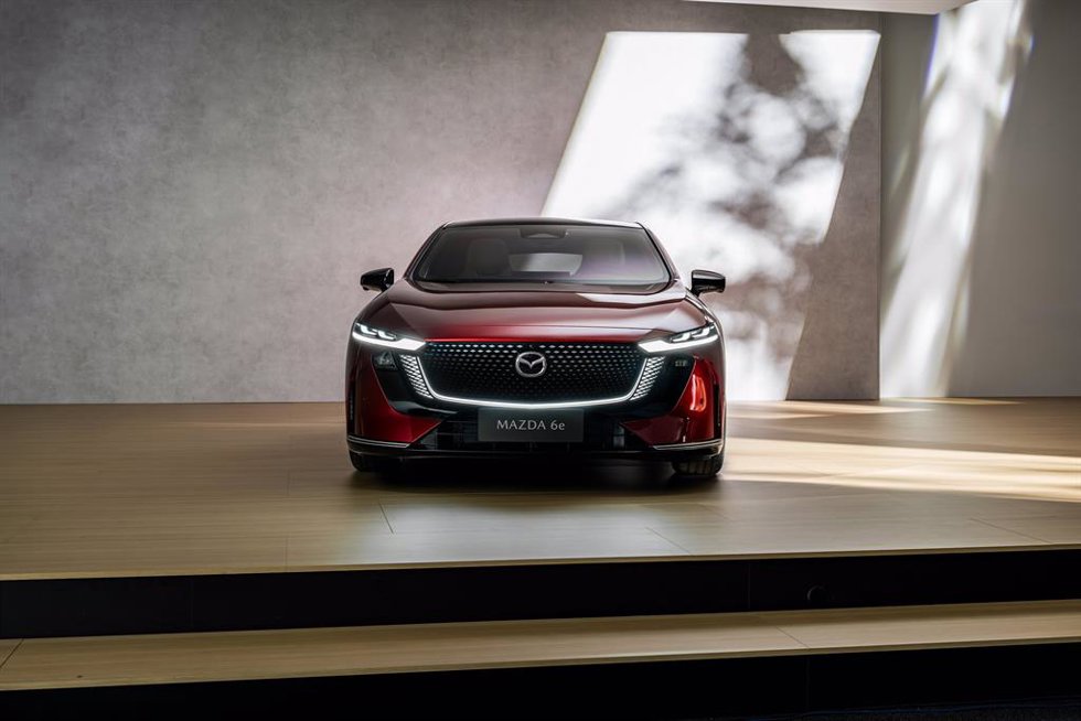 Mazda presenta su modelo 100% eléctrico 6e con autonomía de hasta 552 km y desde 43.725 euros en España.