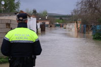 El alcalde de Córdoba avisa que la situación del río es “peor” que este lunes e intensifican la vigilancia por desalojos