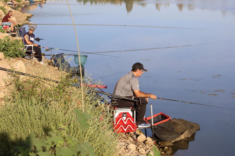 Pescadores en un río.
