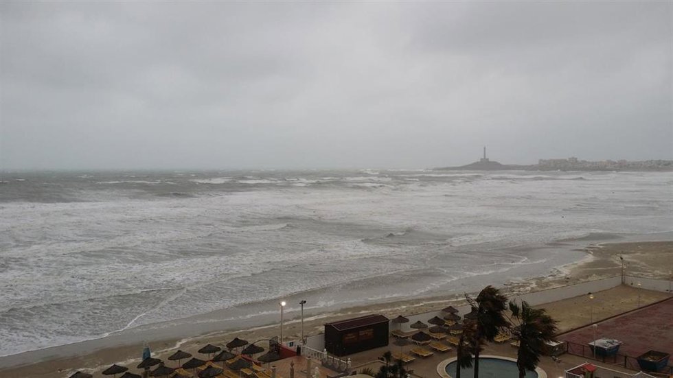 Archivo - Temporal en La Manga. Frío, oleaje, fenómenos costeros, lluvia y viento