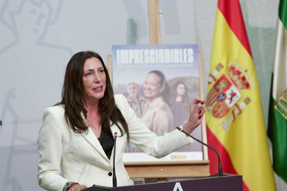La consejera de Inclusión Social, Juventud, Familias e Igualdad, Loles López, comparece durante la rueda de prensa posterior al Consejo de Gobierno. A 05 de marzo de 2025, en Sevilla (Andalucía, España). IMAGEN DE ARCHIVO