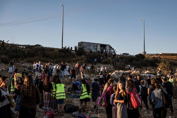 Archivo - Arquivo - 20 de julho de 2022, Israel, Cisjordânia: Colonos de direita construindo um acampamento noturno na área militar fechada fora do assentamento de Barkan, na Cisjordânia. Foto: Ilia Yefimovich/dpa