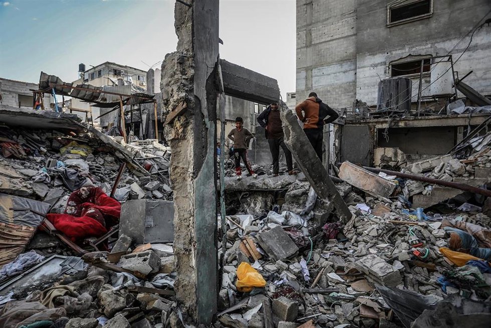 Palestinos buscan sus bienes entre los restos de un edificio destruido por el Ejército de Israel en la ciudad de Jan Yunis, en el sur de la Franja de Gaza (archivo)