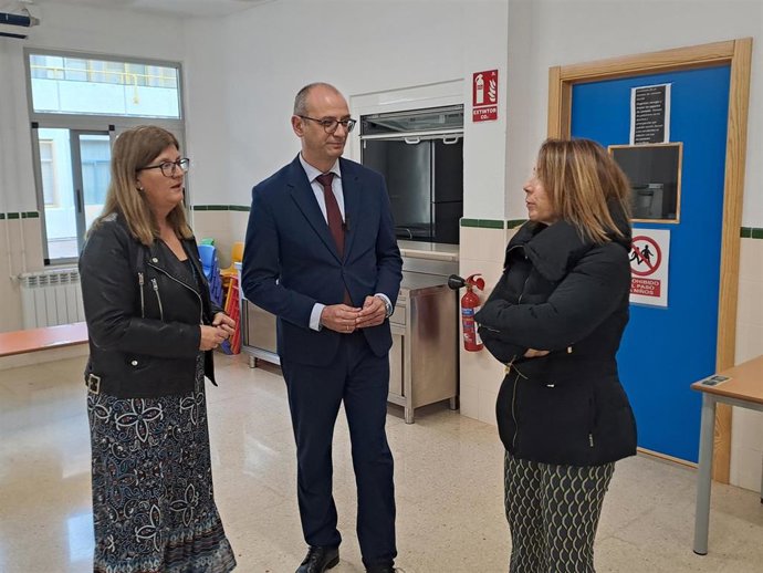 El Consejero De Educación Y Formación Profesional, Víctor Marín, Junto Con La Concejal De Educación Y Atención A La Ciudadanía Del Ayuntamiento De Murcia, Belén López, Visita El Nuevo Comedor Escolar Del CEIP Barriomar 74 En Murcia.