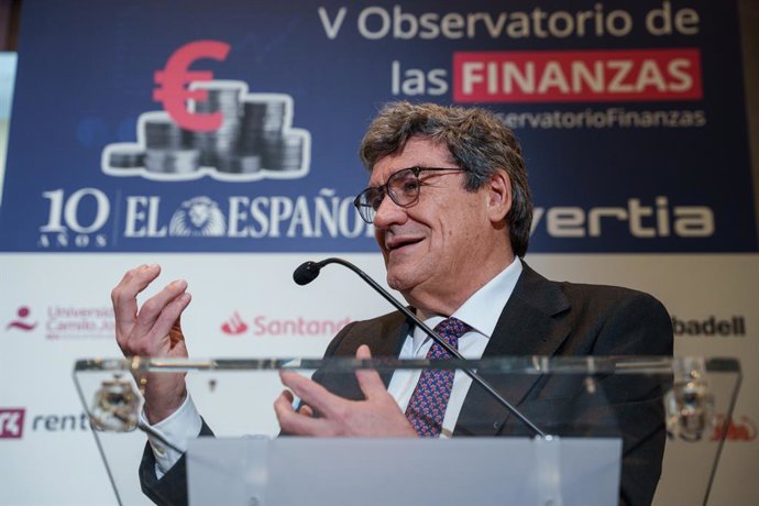 El gobernador del Banco de España, José Luis Escrivá, interviene durante el V Observatorio de las Finanzas organizado por El Español e Invertia, a 18 de marzo de 2025, en Madrid (España).