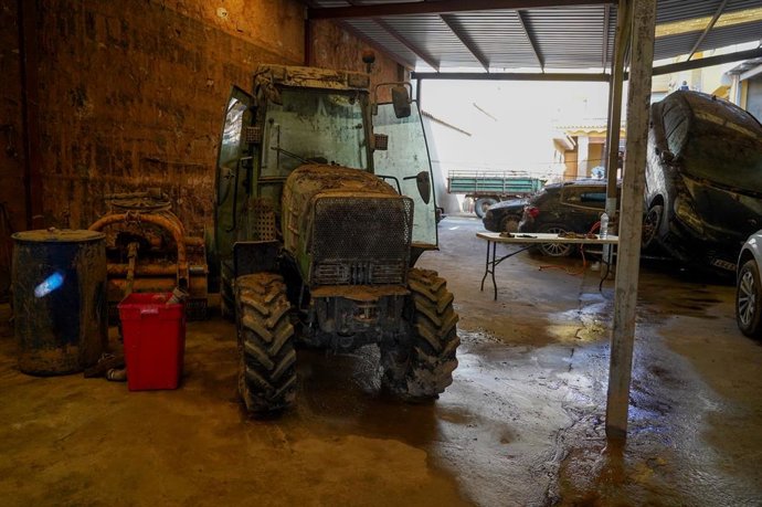 Archivo - Un tractor lleno de barro en Valencia tras la Dana