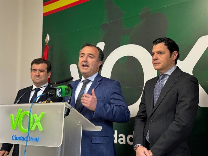 El presidente del Grupo Vox en el parlamento autonómico, David Moreno; el diputado de Vox en las Cortes, Luis Blázquez, y el diputado nacional de Vox por Ciudad Real, Ricardo Chamorro.