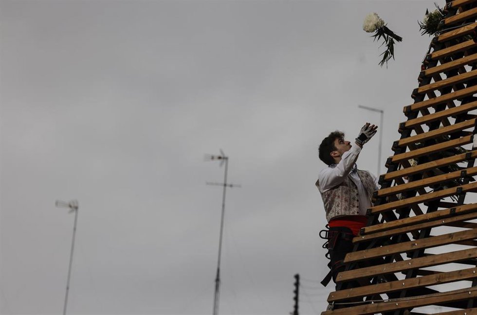 Ofrenda a la Virgen de los Desamparados en las Fallas de Valncia. 