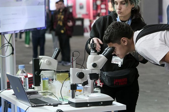 Un estudiante en uno de los estands del Saló de l'Ensenyament del año pasado